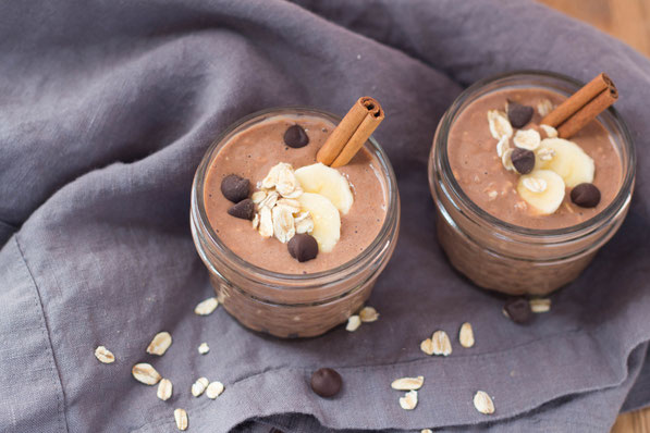 Chocolate-cinnamon overnight oats taste like dessert for breakfast! Everyone will enjoy this high protein, gluten free, vegetarian breakfast recipe. 