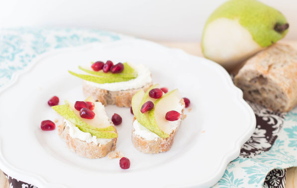 This easy pear crostini recipe with pomegranate seeds is a light, fresh appetizer perfect for holiday gatherings or anytime of year!