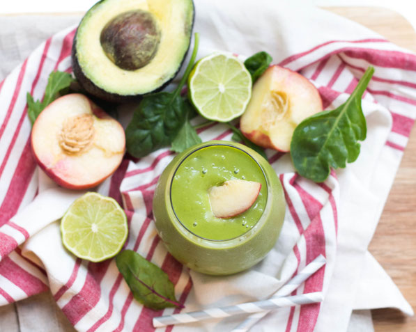 This creamy green smoothie with avocado and peaches is a refreshing way to start the morning! This creamy green smoothie with avocado and peaches is a refreshing and healthy recipe to start the morning! 