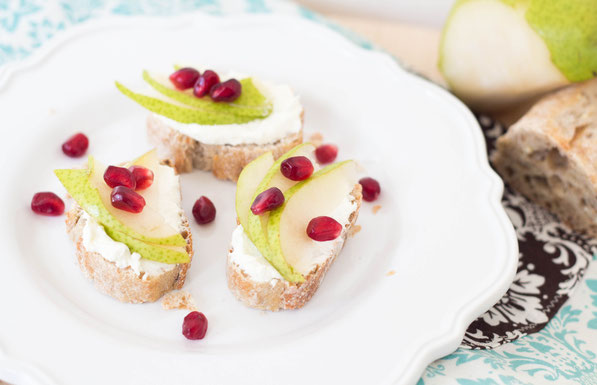 This easy pear crostini recipe with pomegranate seeds is a light, fresh appetizer perfect for holiday gatherings or anytime of year!