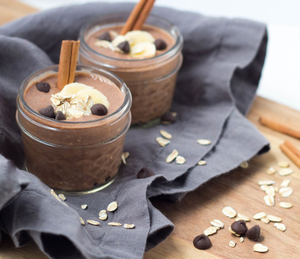 Chocolate-cinnamon overnight oats taste like dessert for breakfast! Everyone will enjoy this high protein, gluten free, vegetarian breakfast recipe. 