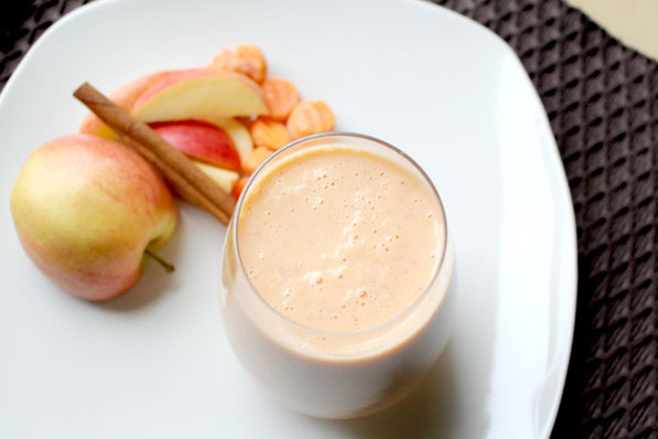 Healthy orange dreamsicle smoothie!  Apples, carrots, and cinnamon make this smoothie healthy and delicious! - by homemadenutrition - www.homemadenutrition.com