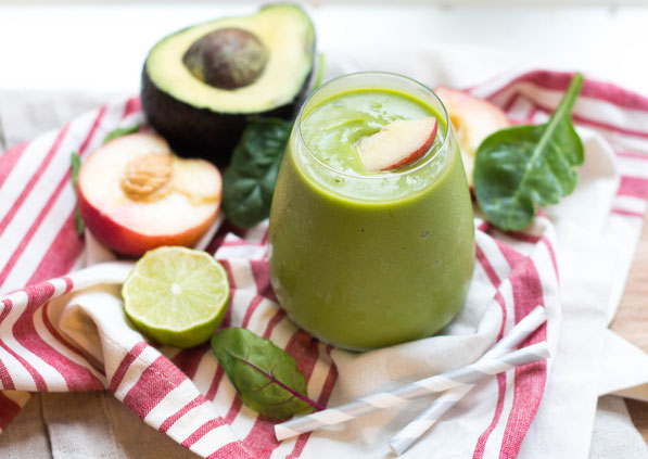 This creamy green smoothie with avocado and peaches is a refreshing and healthy recipe to start the morning!