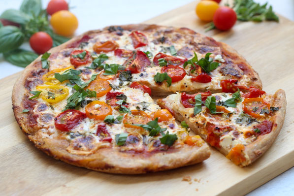 This light and healthy tomato and cheese skillet pizza is the perfect family-friendly vegetarian dinner recipe!