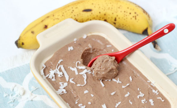 Easy vegan chocolate ice cream: three ingredients, no added sugar, no gluten, but completely declicious! - www.homemadenutrition.com