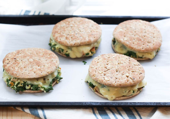 This baked cheesy chicken-spinach sandwich is ooey-gooey and is the perfect recipe for busy weeknights!  