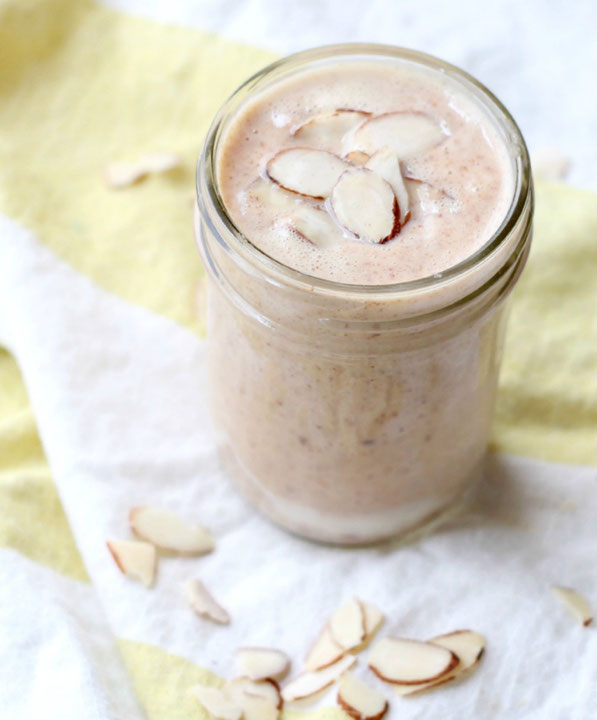 This sweet almond-peanut date smoothie is a lovely way to start the day!