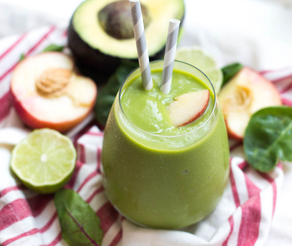 This creamy green smoothie with avocado and peaches is a refreshing and healthy recipe to start the morning! 