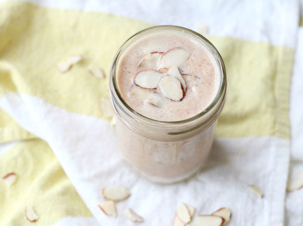 This sweet almond-peanut date smoothie is a lovely way to start the day!