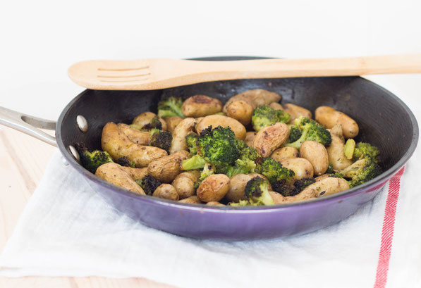 These easy roasted potatoes with broccoli make the perfect complement to any weeknight meal.  Just add your favorite cooked protein and you've got a quick, healthy dinner! 