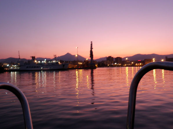 Abendstimmung bei der Ausfahrt aus dem Hafen