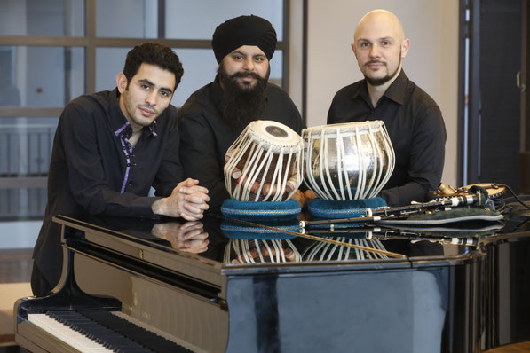 Das Trio ЯEVEAL: Aeham Ahmad (Klavier), Hardeep Deerhe (Tabla) & Thomas Zöller (Dudelsack)