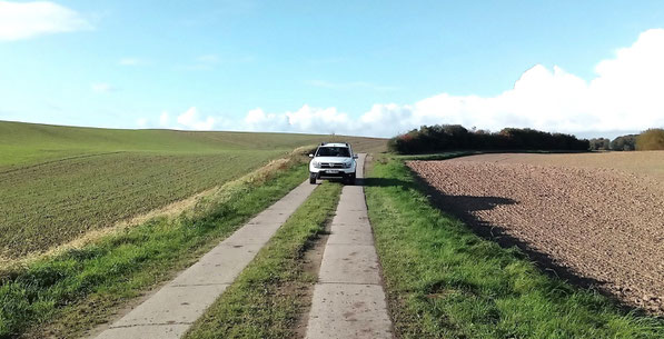 Kolonnenweg nahe der Kühlung im Nordosten Deutschlands - SUV-Roadtrip