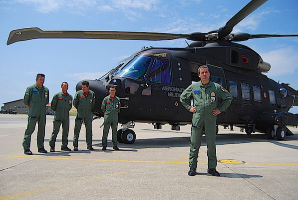 Il Col. Giuseppe Massimetti Comante l’83° Gruppo CSAR di Cervia e il primo equipaggio del nuovo elicottero AW HH-101 “Caesar” (Foto Aeronautica Militare)