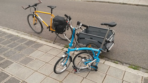 Der große Bruder, ein INTEC-Reiserad vom Typ T3, hat das neue Mitglied in der Fahrradflotte in Empfang genommen.