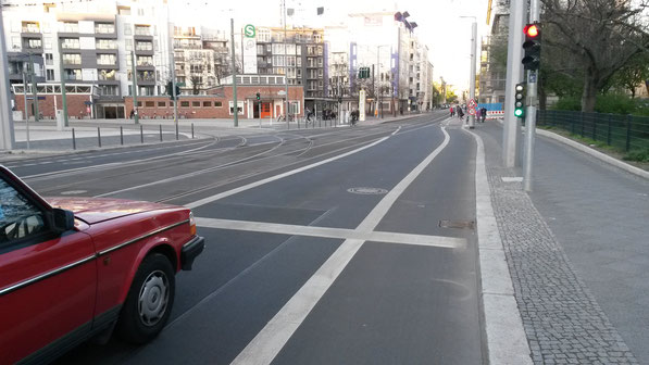 An einer Engstelle für KFZ sorgt diese getrennte Radverkehrssignalisierung dafür, dass eine unnötige Wartezeit für Radler vermieden wird. Foto: Institut für innovative Städte
