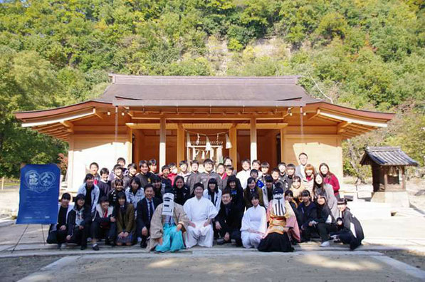 備前国総社宮の拝殿前で記念撮影する直会NAORAIの参加者たち