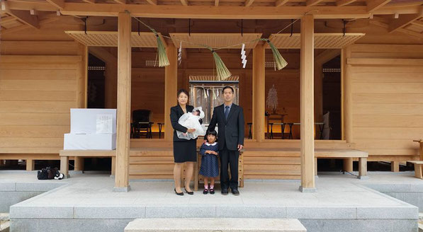 総社宮拝殿の前で記念撮影をする初宮詣のお参りに訪れた舞子ちゃん親子