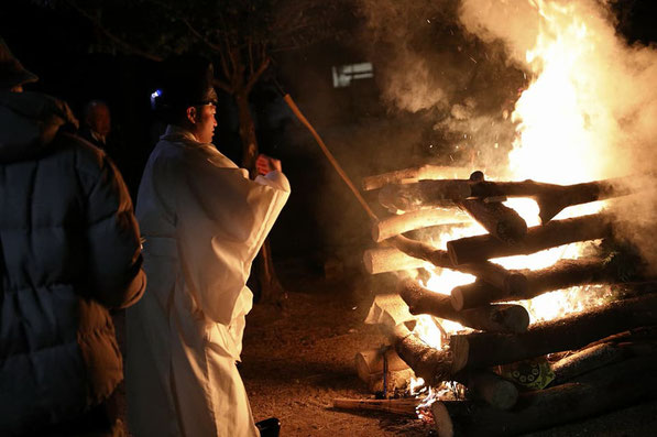 総社宮の晦日大祓祭でお焚き上げで炎の前の武部宮司