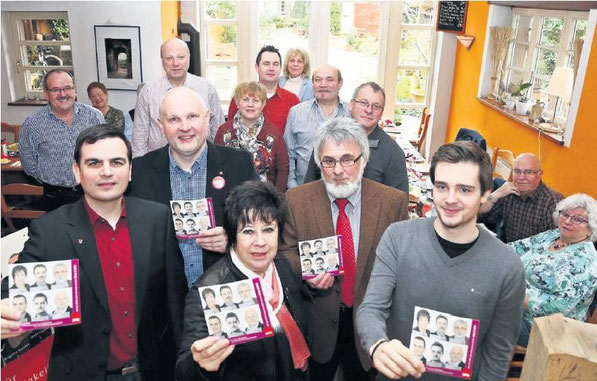 Kreistagskandidaten aus dem Odenwald präsentieren ihren gemeinsamen Flyer: Sven Wingerter, Detlev Haas, Karin Hartmann, Josef Rothmüler und Timo Falter (v.l.n.r.) - Bild: OZ, Kopetzky