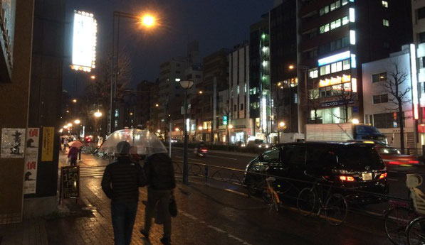 小雨のパラつく夜の四ツ谷の風景