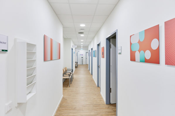 Heller Flur mit moderner Wandkunst und Farbakzenten, Kunst für Kliniken, Arztpraxen und Kanzleien für Orientierung und Wohlbefinden