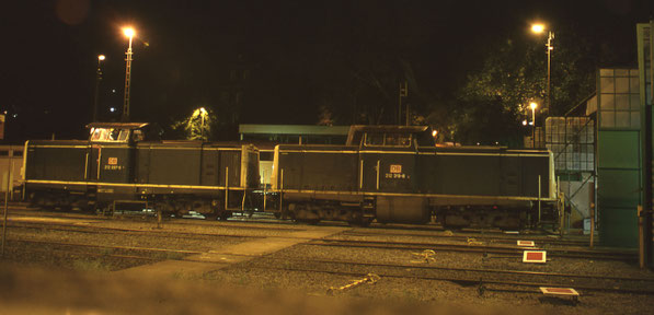 212 097 und 212 319 am späten Abend des 15.08.1995 vor dem Schuppen in Steinbeck zusammen auf einem Bild .