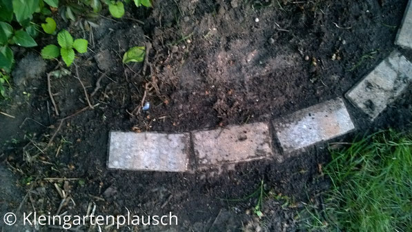 Muschelkalkpflastersteine in Erde gesetzt