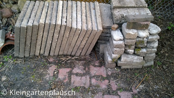 Alte Waschbetonplatten und Mauersteine gestapelt