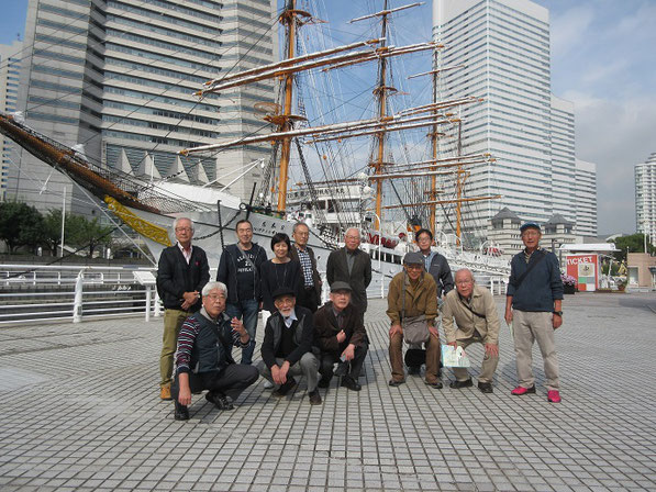 参加者一同　日本丸前にて