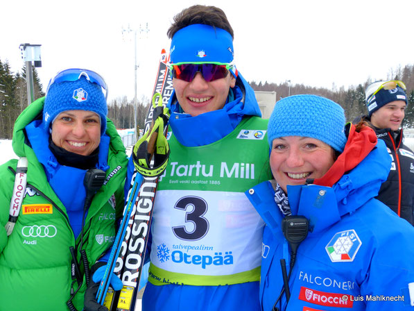 Tommaso Giacomel mit seinen Trainerinnen Michela Ponza (links) und Samantha Plafoni (rechts) Foto: © Luis Mahlknecht