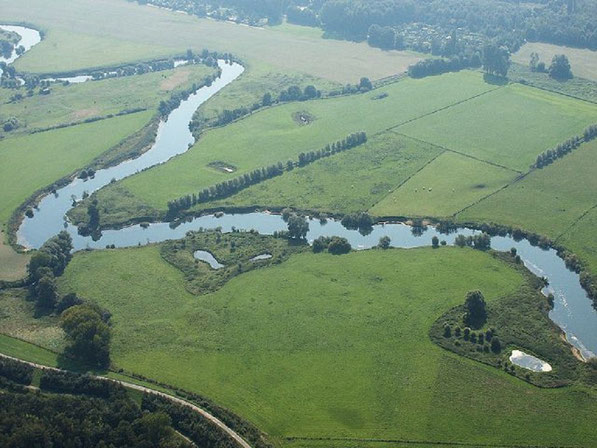 Gemütlicher Wiesenfluss, bei Lünen stark reguliert,  viel Paddelei wie das Luftbild (Wikipedia) verdeutlichtei