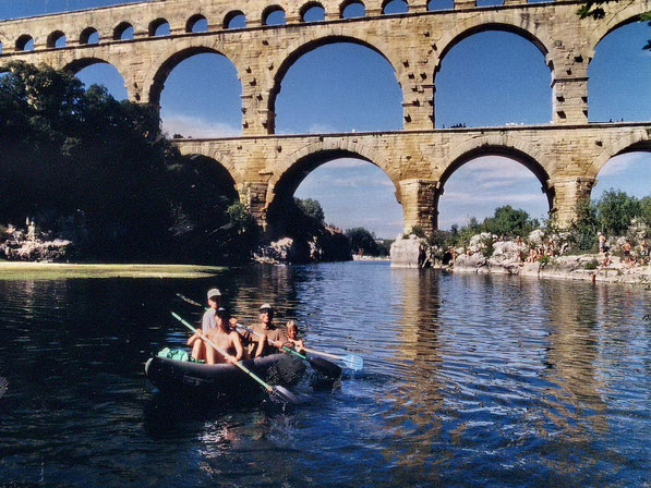 Schöne Schlucht, gute Strömung, aber vor Collias meist wenig Wasser, bis zum Pont du Gard (Bild) zügiger, mit Gegenwind rechnen.