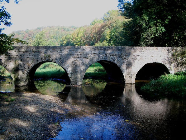 Brücke unterhalb der Wewelsburg - danach verhindern massive Ableitungen die direkte Weiterfahrt bis Paderborn (s. auch: Lippe-Umflut)