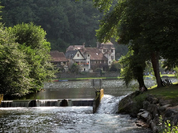 Gemütlicher Mittelgebirgswanderfluss in edel kultivierter Landschaft - hier: bei Beaulieu sur Dordogne