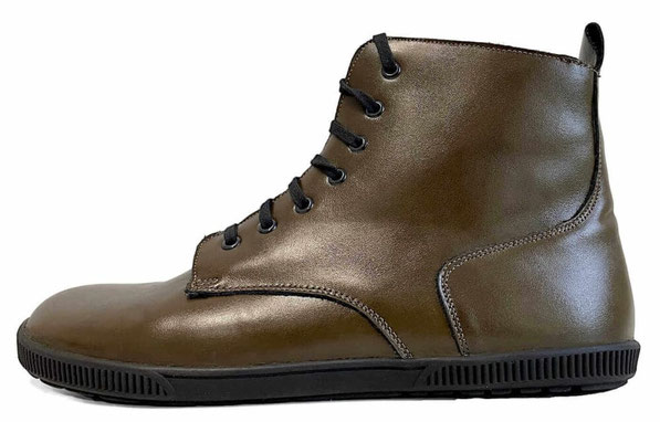 Barfußschuh als Winterstiefel aus grünem Rindsleder mit camelfarbenen Nähten