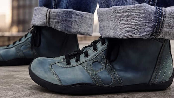 Barfußschuhe an den Füßen in der richtigen Größe