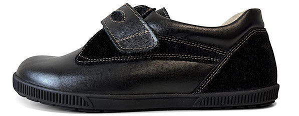 Schwarzer Barfußschuh mit Klettverschluss aus Leder mit weißen Nähten