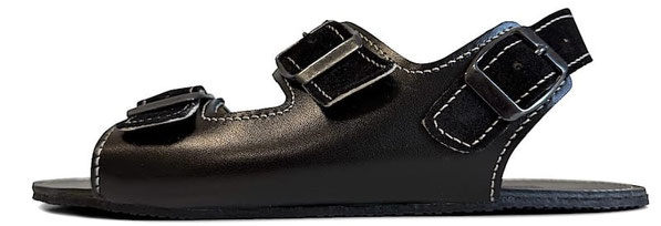 Sandale aus schwarzem Leder mit Nähten in Weiß. Mit verstellbaren Fersen-Riemen mit Schnallen aus Metall. 