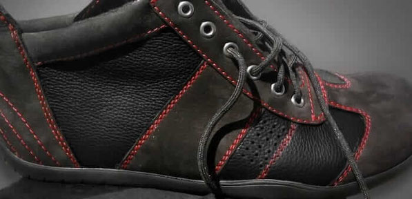 Schwarzer Leder Barfußschuh mit roten Nähten