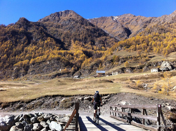 tralasciamo amaramente il rifugio Jervis ....da qui in avanti le imprecazioni saranno più assidue!!!la pendenza è micidiale....non molla mai!!!