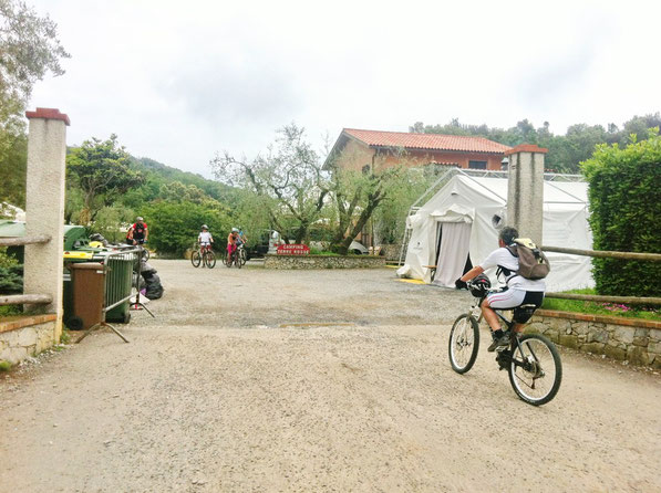 Come prima discesa optiamo per la Down hill (DH Donne) che parte dal campeggio Ferrin...luogo rinomato per chi pratica questo sport...e proprio tre giorni fa, qui, si è disputata la 24 ore di Finale Ligure....c'è ancora molta gente piazzata con le tende 