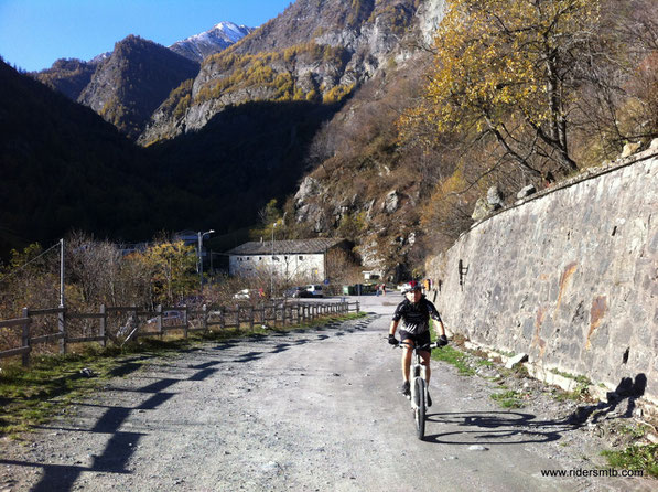 2 km di asfalto fino a Villanova e poi strada bianca  sino in cima al colle Barant