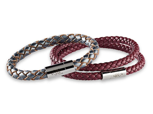 Ein geflochtenes 8 mm Lederarmband mit Edelstahl Verschluss liegt auf einen doppelten geflochtenen Lederarmband in Rot mit Magnetverschluss
