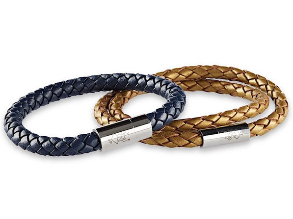 Ein geflochtenes 8 mm Lederarmband in blau liegt auf einem doppelten geflochtenen 6mm Lederarmband in Gold