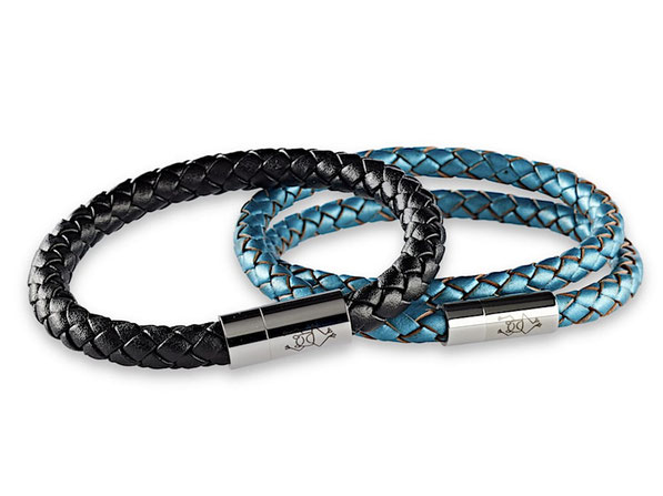 Ein schwarzes geflochtenes Lederarmband mit Magnetverschluss liegt auf einem doppelten geflochtenen Lederarmband in Stahlblau mit Edelstahl Magnetverschluss