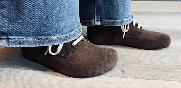 Wildleder Barfußschuhe in der richtigen Größe an Füßen