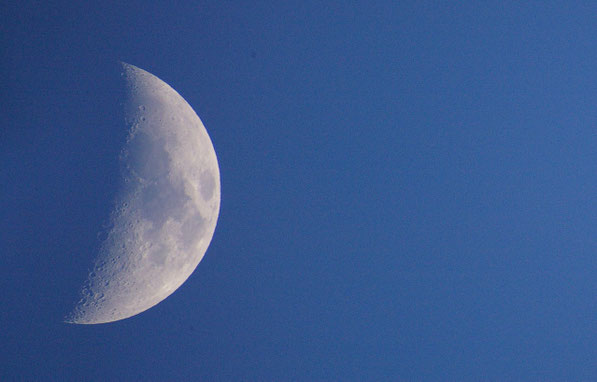 Zunehmender Mond am 15. Juni 2013 um 21.30 MEZ............................Die verwendete Kamera: "Pentax ist DL" mit 6,2 MP