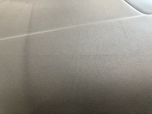 車内ダッシュボードの傷をきれいに修理　