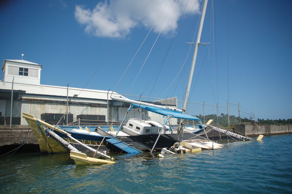 Ein Seeventil nicht geschlossen ?  Abgesoffen im Hafen....   Port Antonio / Jamaica 3/2014